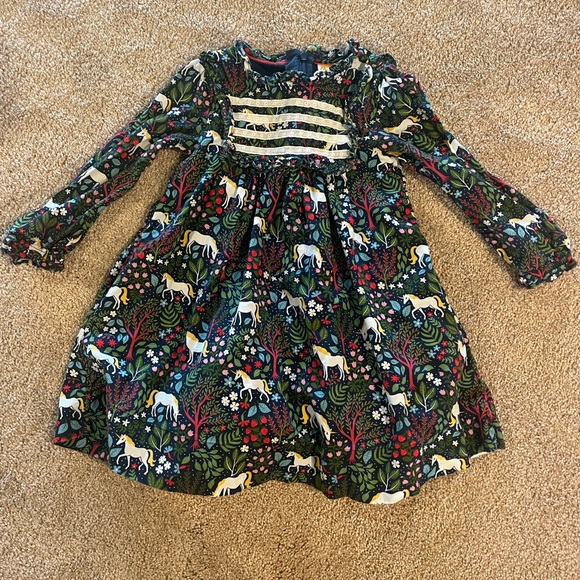 ❤️ SOLD ❤️ Mini Boden Nostalgic Ruffle Dress
In Stormy Blue Unicorn Tapestry - Picture 5 of 8